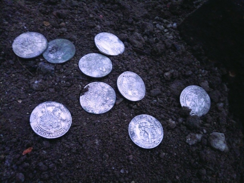 To prawdziwa sensacja! 89 srebrnych talarów w Kożuchowie. To najważniejszy skarb numizmatów w Lubuskiem [ZDJĘCIA]