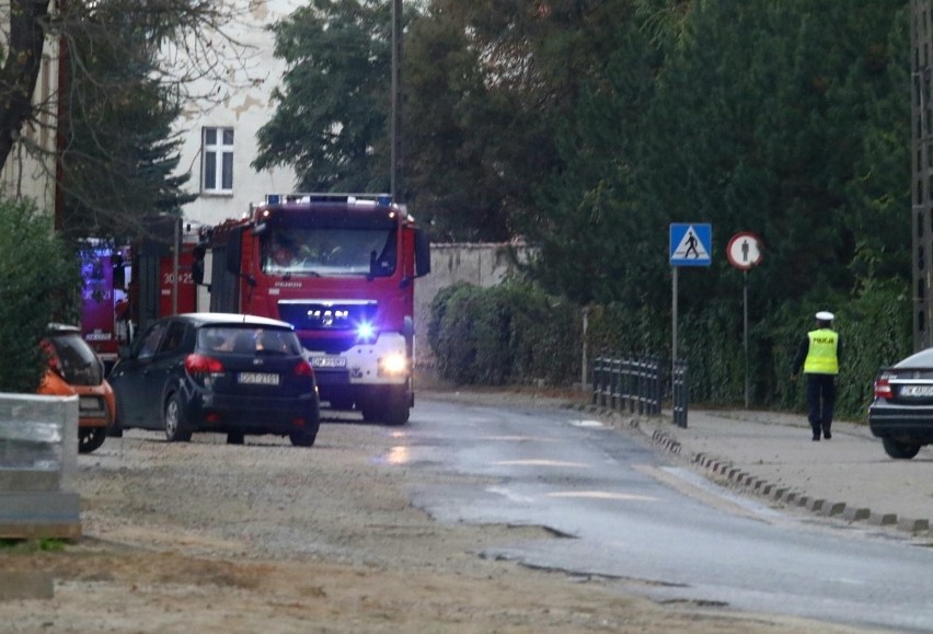 Strażacy stawiają kurtyny wodne, aby odizolować wypływ gazu...