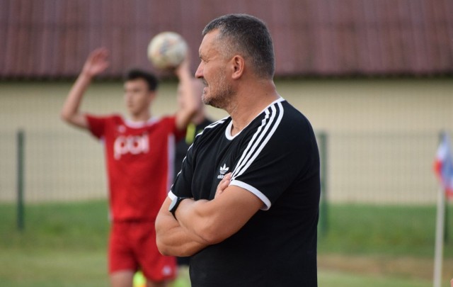 Trener OKS Opatów Grzegorz Klepacz to były znany zawodnik KSZO Ostrowiec.