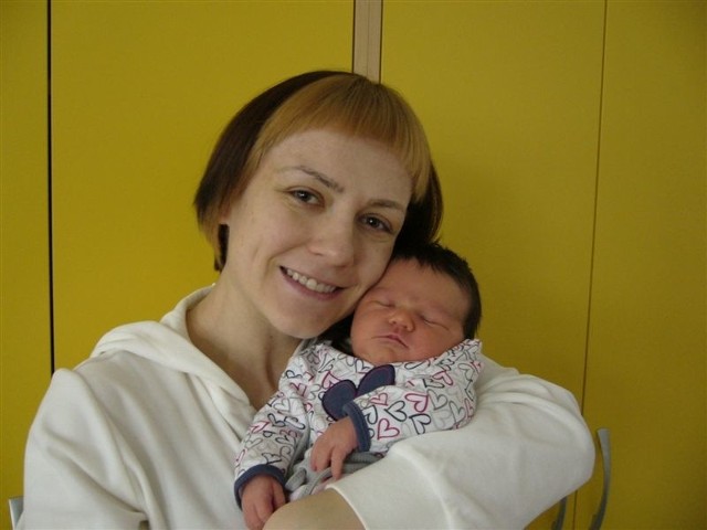 Wiktoria Pawlik urodziła się w niedzielę, 12 lutego. Ważyła 3700 g i mierzyła 56 cm. Rodzice Irena i Adam z Ostrołęki mają synka- Olka (1,8 miesięcy)