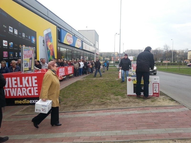 Tłumy mieszkańców przybyły na wielkie otwarcie Media Expert...