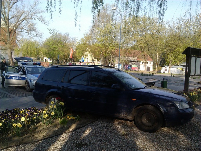Kierowca zniszczył klomb przy ul. Młyńskiej w Międzyrzeczu.