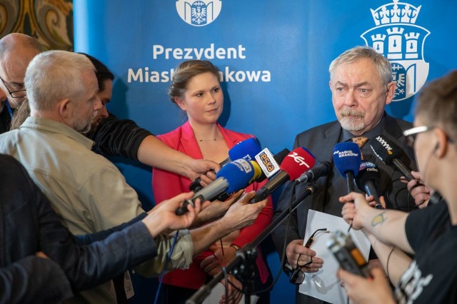 Dyrektor Wydziału Edukacji Ewa Całus i prezydent Jacek Majchrowski podczas czwartkowej konferencji prasowej