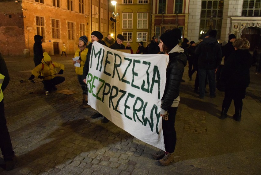 Demonstracja przeciwko przekopowi Mierzei Wiślanej! Aktywiści protestowali pod Fontanną Neptuna