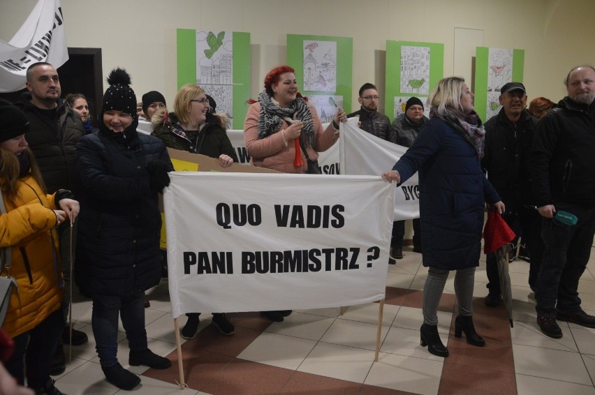 W Miastku protestowali rodzice gminnych szkół (12.02.2020) Domagają się, by ich szkoły działały w pełnym wymiarze