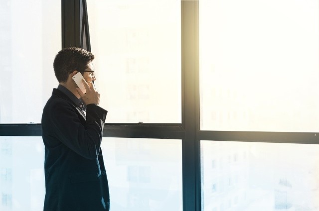 Jeśli odbierzesz telefon i ktoś mówi, że dzwoni z banku, a potem zaczyna wypytywać o twoje konto lepiej rozłącz się i zadzwoń do banku, by to sprawdzić.