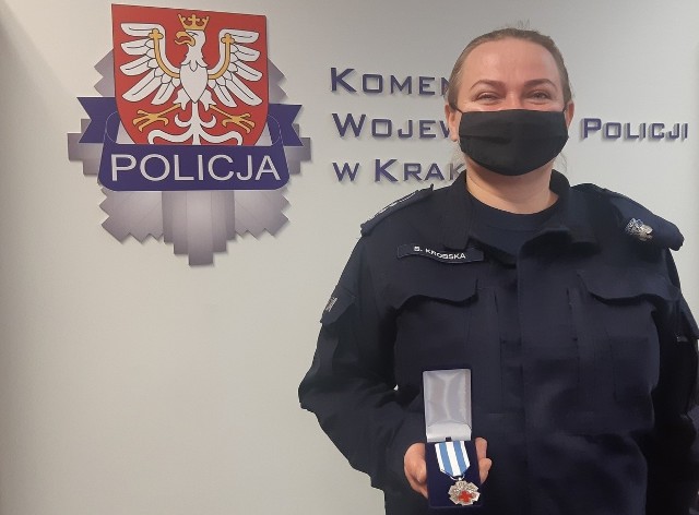 Starszy aspirant Beata Krobska z Wydziału Postępowań Administracyjnych Komendy Wojewódzkiej Policji w Krakowie została wyróżniona przez ministra zdrowia odznaką „Honorowy Dawca Krwi Zasłużony dla Zdrowia i Narodu”. Policjantka oddała już ponad 41 litrów krwi, ratując innym zdrowie i życie.