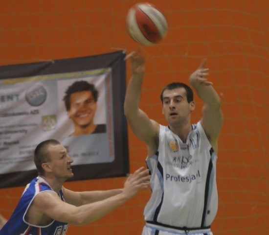 Tomasz Antoniak (z prawej) w meczu ze Stalą zdobył dla akademików z Opola 14 punktów.