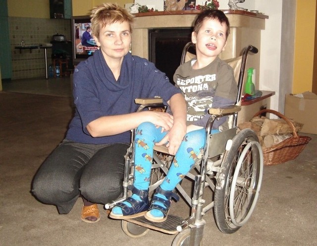 Kacper jeszcze nie umie sam posługiwać się podarowanym mu wózkiem. &#8211; Jak tylko go naprawimy, zaczniemy naukę &#8211; mówi Ewa Stankiewicz, mama niepełnosprawnego chłopca.