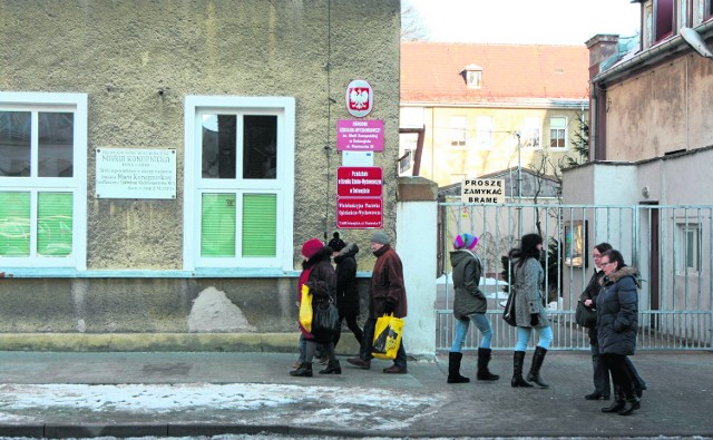 Szkoła i internat mieszczą się w kompleksie przy ul. Piastowskiej. Kiedyś znajdowała się tu siedziba służby bezpieczeństwa PRL. Latem, niemal od początku, jest tu tzw. oflag festiwalu FAMA