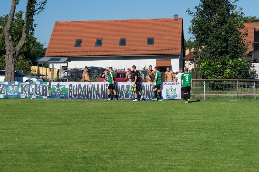 Trenerem drużyny jest Mateusz Konefał....