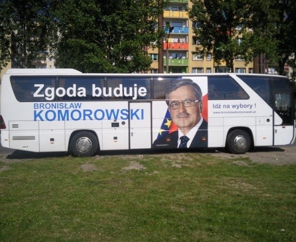 Tak zaparkował autobus sztabowców.