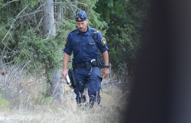 Funkcjonariusz policji szwedzkiej na miejscu znalezienia ciała.