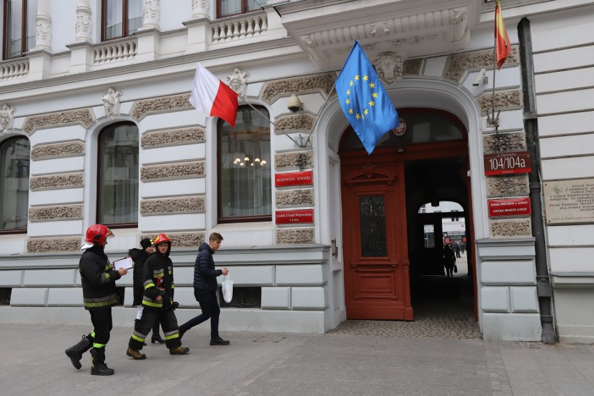 Tajemnicza paczka w Urzędzie Miasta. Ewakuacja pracowników. Zamknięta ul. Piotrkowska