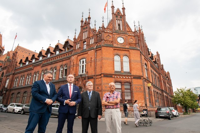 I znów będziemy mogli regulować czasomierze według zegara na siedzibie Poczty Polskiej, który co 9 sekund aktualizuje się wg satelity. Podczas odsłonięcia spotkaliśmy posła Piotra Króla, dyrektora Karola Górskiego, Lecha Grzywacza, prezesa Postdata SA i Grzegorza Grobelskiego, byłego dyrektora regionu Poczty w Bydgoszczy.