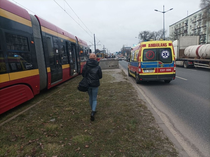 Nie jeździły tramwaje MPK w Łodzi. W tramwaju na al. Piłsudskiego zasłabła pasażerka