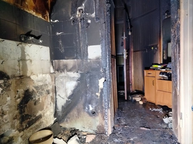 Pożar wybuchł w mieszkaniu na drugim piętrze kamienicy, ale silny dym czuć było już na korytarzu budynku.