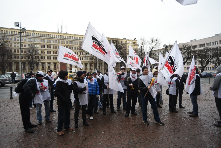 Strajk na Śląsku: pikieta przed urzędem wojewódzkim