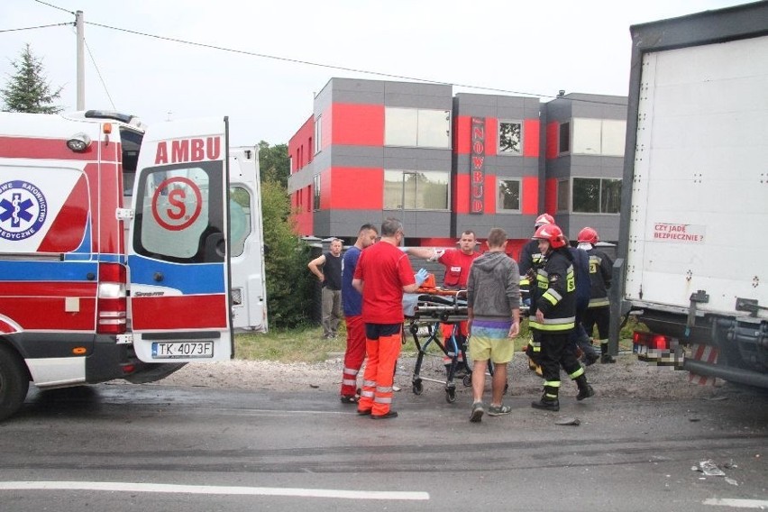 Wypadek ciężarówki i dostawczaka w Kielcach
