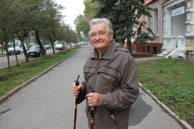 Kazimierz Kaszubski podczas spaceru z kijkami na ulicy Solankowej w Inowrocławiu