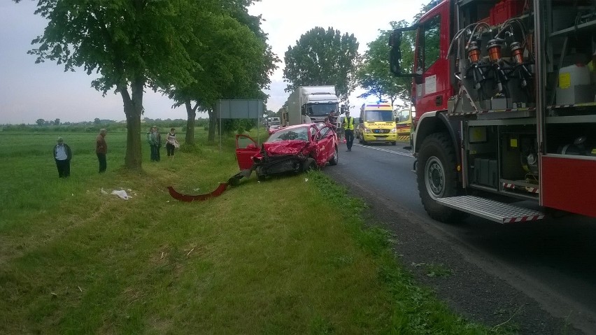 Tragiczny wypadek na krajowej 12! Czołowe zderzenie skody i fiata [zdjęcia] 