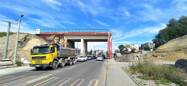 W miejscu wiaduktu kolejowego nad al. 29 Listopada, w rejonie ul. Meiera, powstanie nowy obiekt, uwzględniający znaczne poszerzenie ulicy