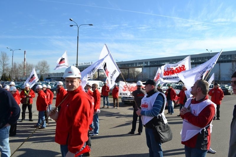 Pikieta Solidarniści przed Fiatem w Tychach