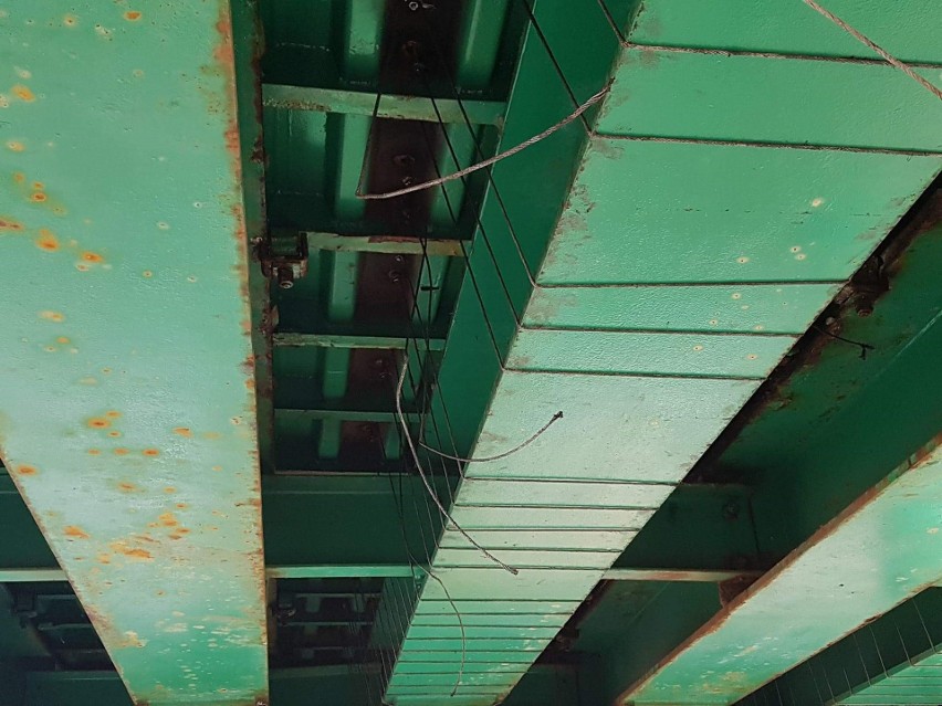 Most Bronisław to niebezpieczna pułapka. Wystające na trzy centymetry śruby i pękające linki stanowią poważny problem [ZDJĘCIA]