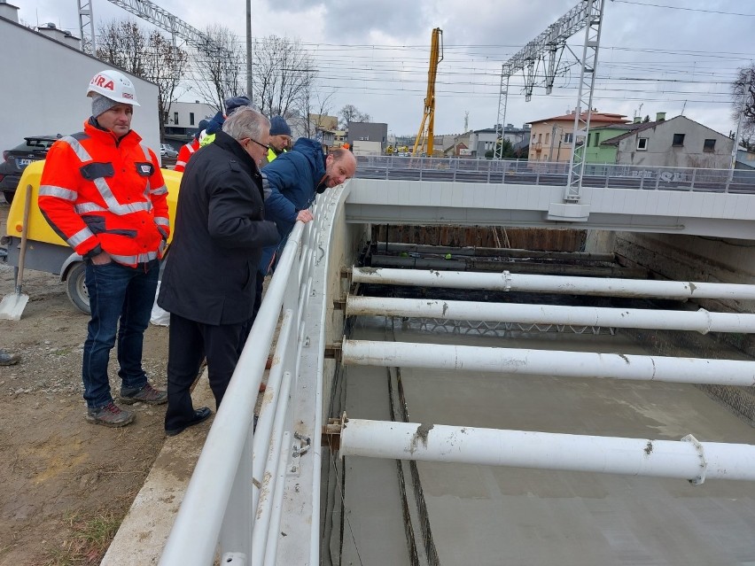 Potężna operacja budowlana na ulicy Batorego w Rzeszowie. Bierze w niej udział 16 betoniarek [ZDJĘCIA]