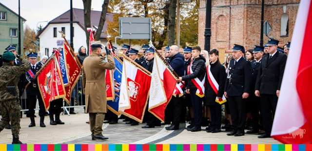 Uczestnicy uroczystości zgromadzili się po mszy przy Pomniku Niepodległości Ojczyzny