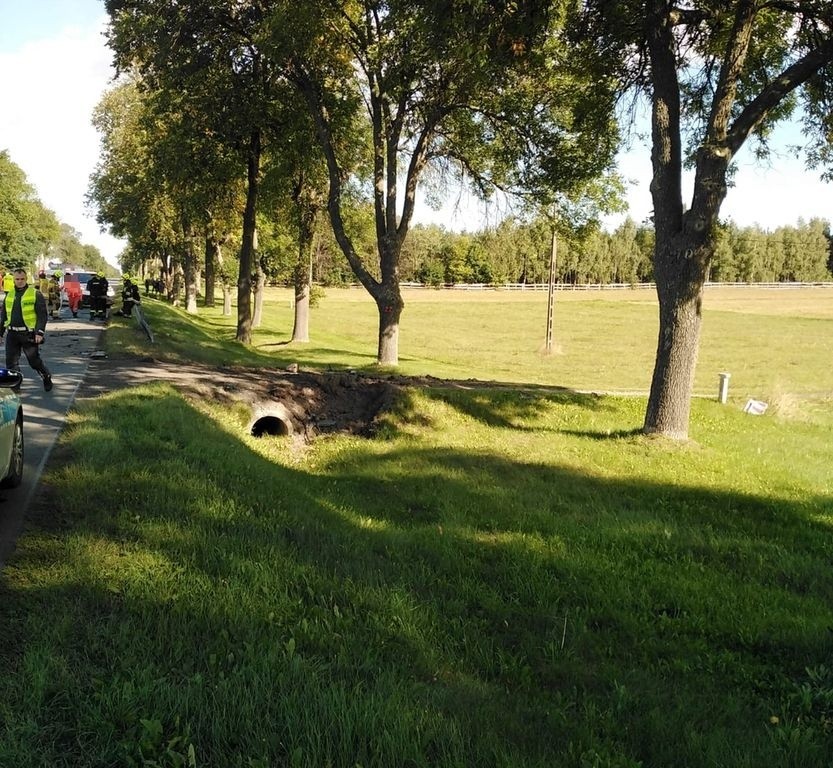 Powiat lubartowski: Na prostym odcinku auto wypadło z drogi. Zdjęcia mrożą krew w żyłach 