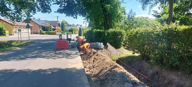 Trwają prace końcowe przy budowie chodnika przy drodze powiatowej Dobrzejewice – Świętosław – Mazowsze. Jest to wspólna inwestycja powiatu golubsko-dobrzyńskiego i gminy Ciechocin.
