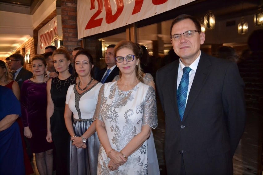 Studniówka ZSZiO w Kartuzach - klasy licealne bawiły się w Garczu ZDJĘCIA, WIDEO 