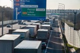 Poważny wypadek na A2 między Poznań Luboń - Poznań Krzesiny. Kierowcę przygniotła przyczepa. Mimo reanimacji zmarł