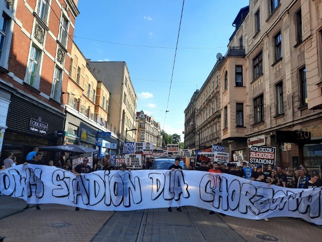 Manifestacja kibiców Ruchu Chorzów przeciwko polityce miasta wobec klubu w 2022 roku.Zobacz kolejne zdjęcia. Przesuwaj zdjęcia w prawo - naciśnij strzałkę lub przycisk NASTĘPNE