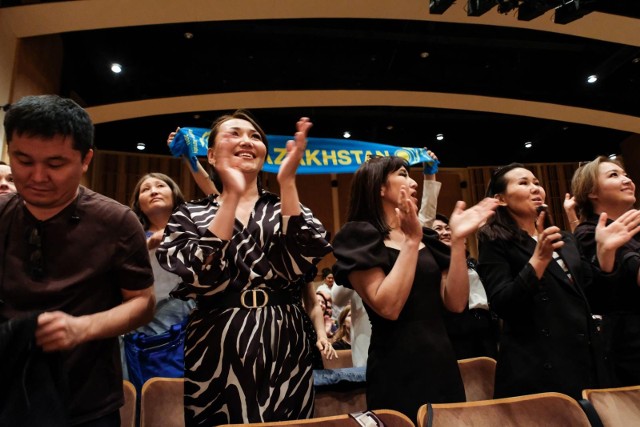 Wśród zespołów zawodowych najlepszym okazał się chór Państwowego Teatru Opery i Baletu "Astana Opera" ze stolicy Kazachstanu Astany.