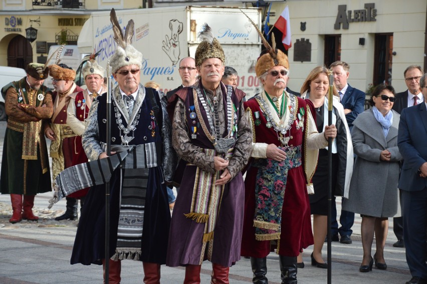 Na tarnowskim rynku odsłonięto pomnik Tadeusza Tertila [ZDJĘCIA]