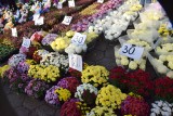 Mnóstwo wiązanek i kwiatów na kieleckich bazarach w piątek 28 października. Co kupowali ludzie i w jakich cenach?