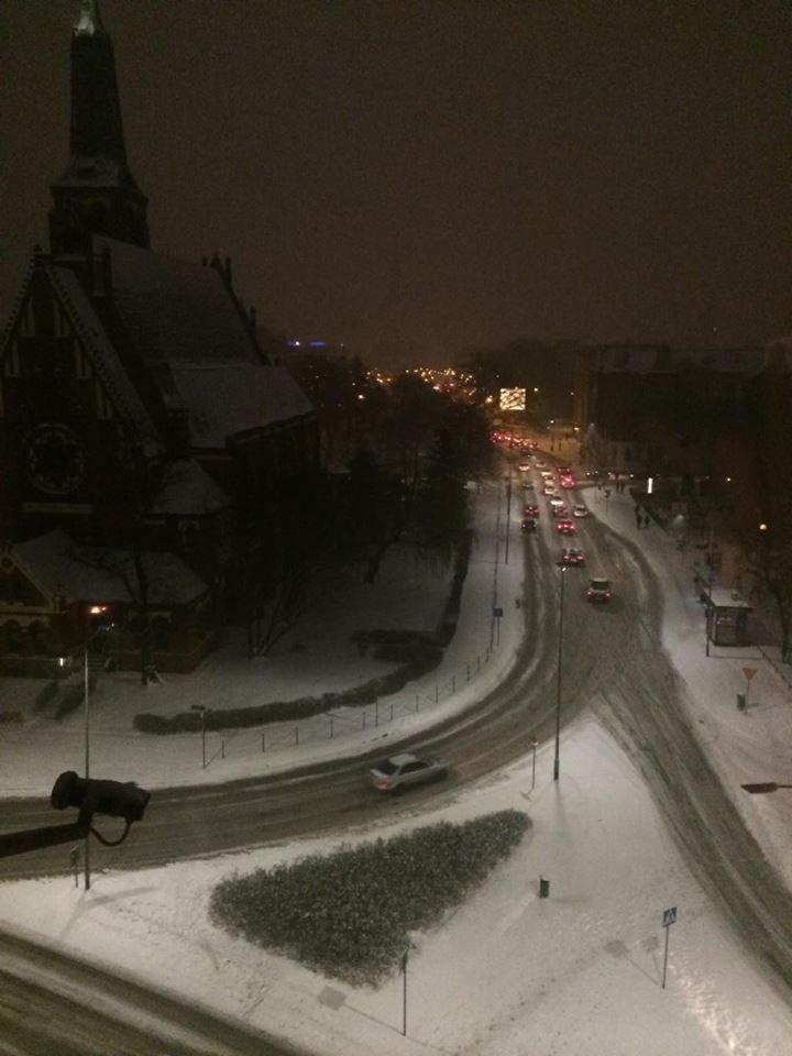 Śnieg w Szczecinie. Opóźnienia autobusów, ślisko na drogach