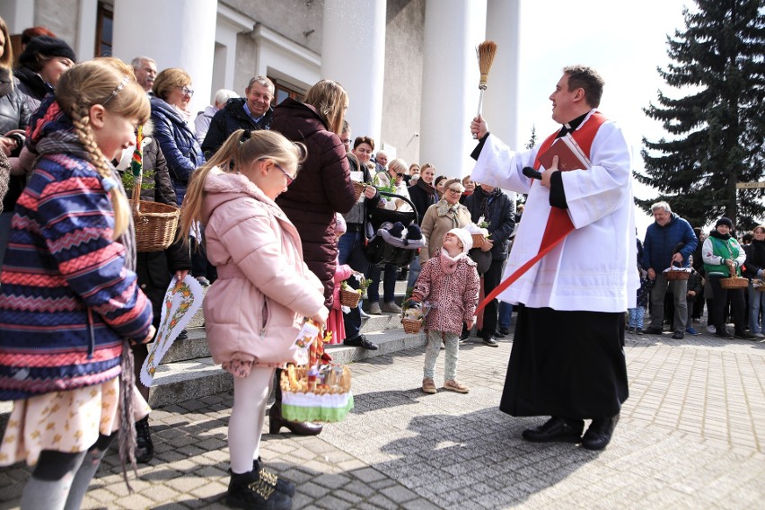 W Wielką Sobotę wierni zanoszą do kościołów koszyczki...