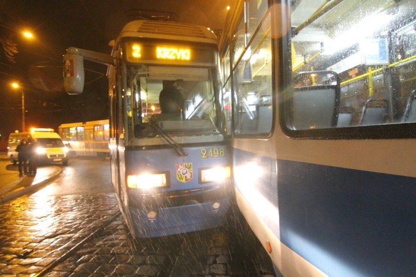 Wrocław: Zderzenie tramwajów. Zaklinowały się na zakręcie (ZDJĘCIA)