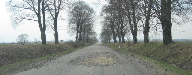 Rozbity asfalt na środku drogi Rutki Kossaki - Łomża