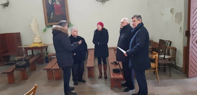 We wnętrzu kapliczki Świętej Anny spotkali się starosta Zbigniew Kierkowski, wiceburmistrz Marek Zatorski, ksiądz Jan Staworzyński i konserwatorzy Joanna Modras i Paweł Sobczyński.