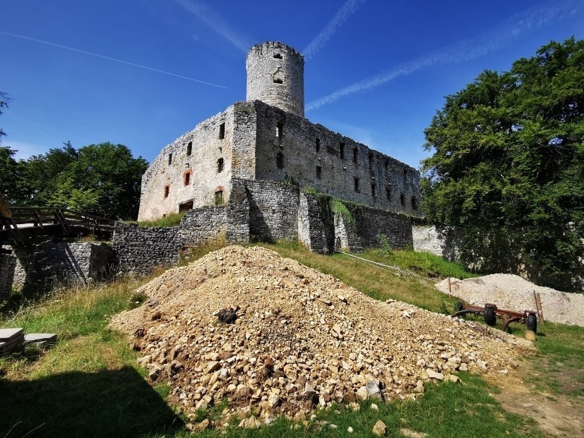 Zamek Lipowiec (gm. Babice). Ruiny zamku biskupów...