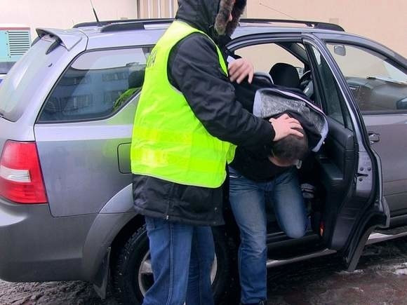 Oszukali na internetowych aukcjach. Wpadli w ręce policji (zdjęcia, wideo)