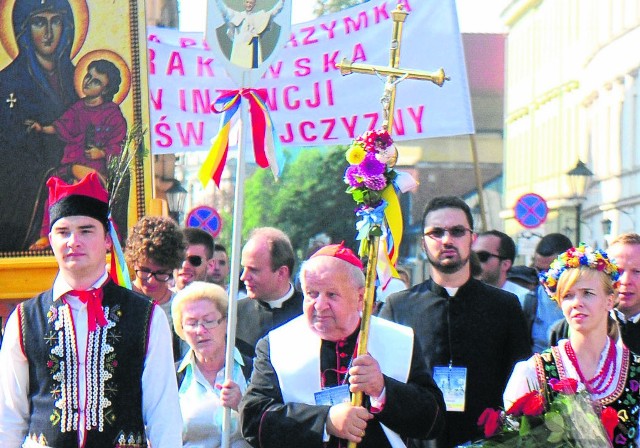 Część pątników pielgrzymuje przez sześć dni całymi rodzinami