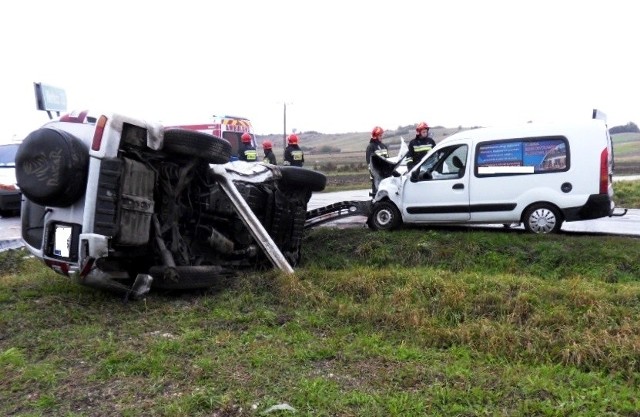 Samochody osobowe - renault i mitsubishi zderzyły się na drodze wojewódzkiej numer 767 w Wełczu koło Buska-Zdroju.