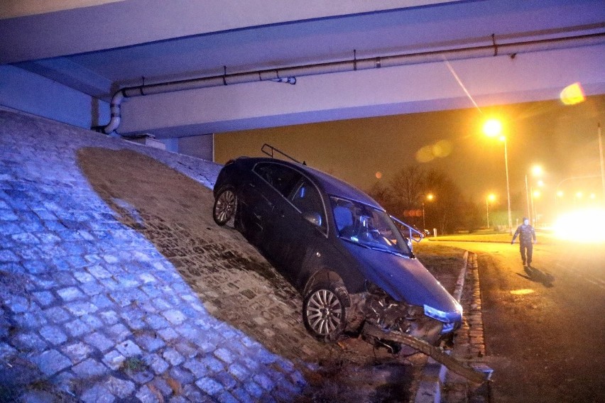 Kierująca samochodem opel insygnia kobieta, na jezdni w...