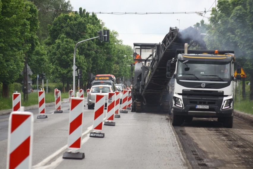 Przebudowa Al. Racławickich: Zrywają asfalt. Jeszcze w tym tygodniu pojawi się kolejne „wąskie gardło” 