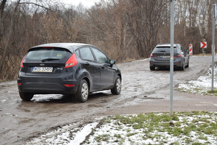 Ostrołęka. Wał carski w fatalnym stanie. Tędy już się praktycznie nie da jeździć! 31.01.2022. Zdjęcia